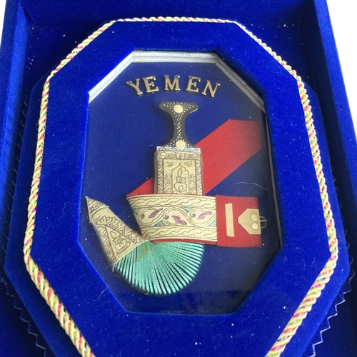 93 - Unusual boxed Yemeni souvenir miniature jambiya display.
Box - 22 x 16.5 x 6cm