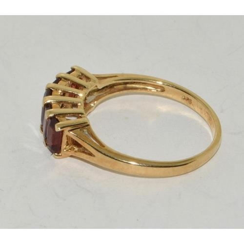 428 - 9ct Gold Ladies Antique Set 5 Stone Garnet Ring. Size P