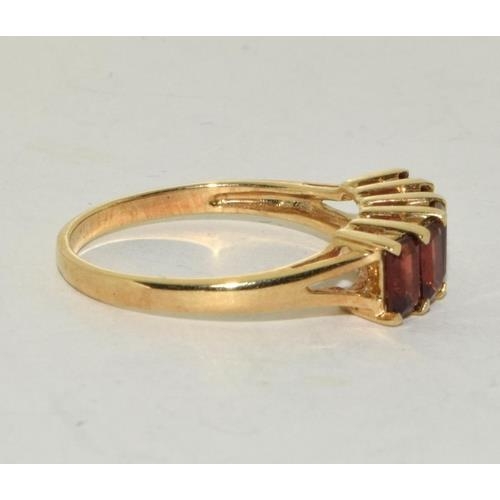 428 - 9ct Gold Ladies Antique Set 5 Stone Garnet Ring. Size P