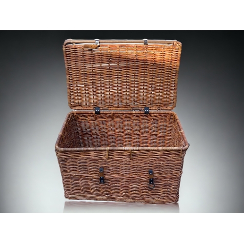 179 - A Large Vintage Wicker Blanket Chest, together with a basket. Size 90cmx56cmx56cm