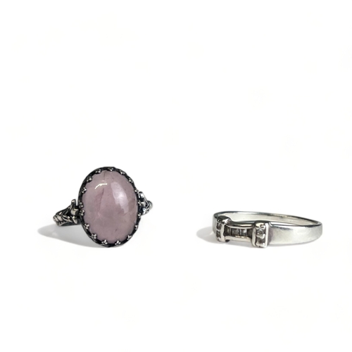 353 - Two ladies sterling silver rings.
Pink stone size - k 1/2.
2nd ring - S