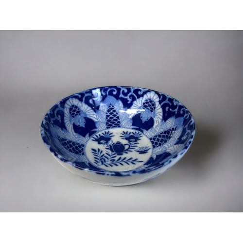 165 - A JAPANESE IMARI SOMETSUKE WARE BOWL.
Meiji period.
Unusual design. 
6 x 15cm