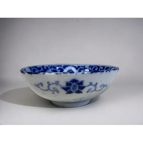 165 - A JAPANESE IMARI SOMETSUKE WARE BOWL.
Meiji period.
Unusual design. 
6 x 15cm