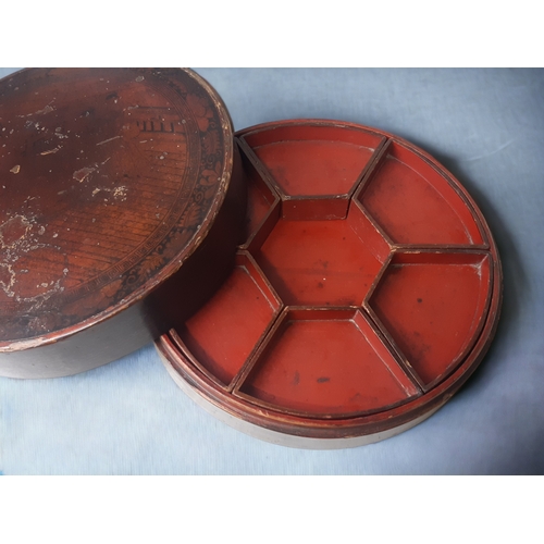 67 - A CHINESE LACQUER FOOD BOX. 
QING DYNASTY. FITTED INTERIOR. 
MARKED TO BASE.
9 X 28CM