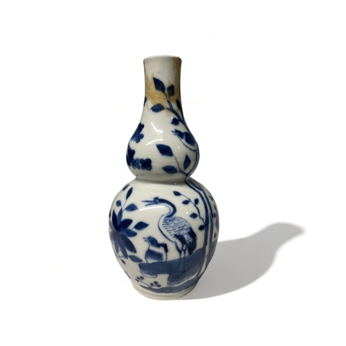 74 - A CHINESE BLUE & WHITE PORCELAIN DOUBLE GOURD VASE.
Qing dynasty.
Painted with numerous exotic birds... 