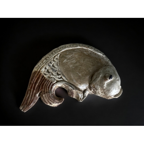 81 - A CHINESE POTTERY 'FISH' SCROLL WEIGHT.
Song / Tang dynasty?
Together with two water droppers, inclu... 