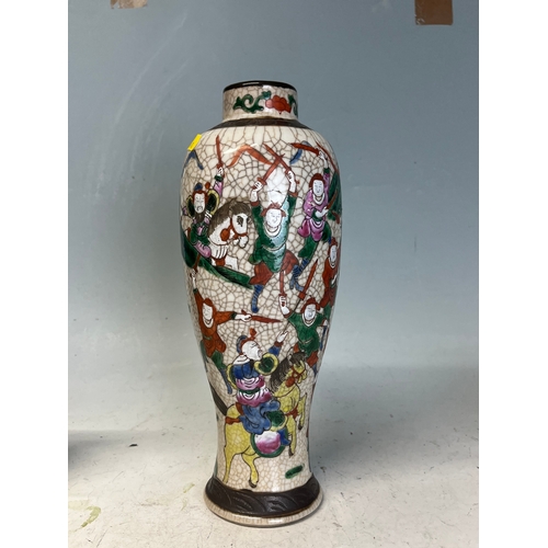 95 - A GROUP OF CHINESE PORCELAIN VASES & JARS.
Qing dynasty & later.