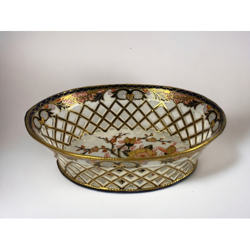 404 - A 19th Century English porcelain 'Imari' chestnut basket.
Reticulated sides. 
Leaf marks to base.