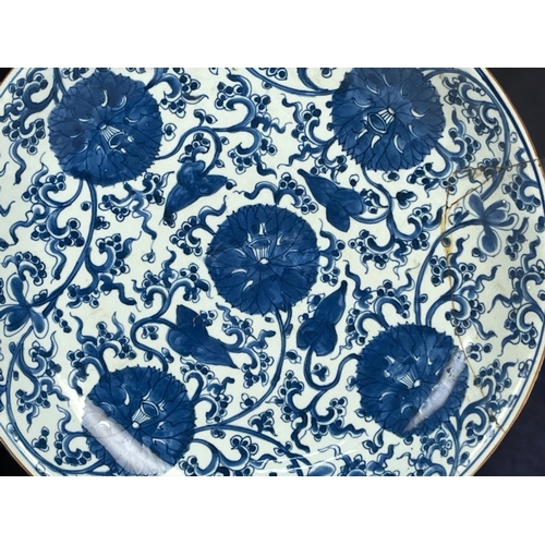 104 - A large Chinese porcelain blue & white charger. Qing dynasty, Kangxi period. Painted Lotus flowe... 