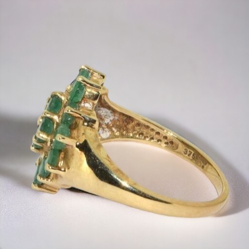 422 - A ladies 9ct Gold and Emerald Cluster Ring. 
Size P.
Stamped '375'.