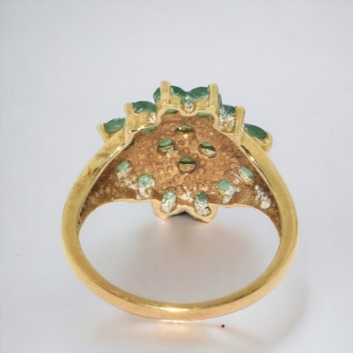 422 - A ladies 9ct Gold and Emerald Cluster Ring. 
Size P.
Stamped '375'.