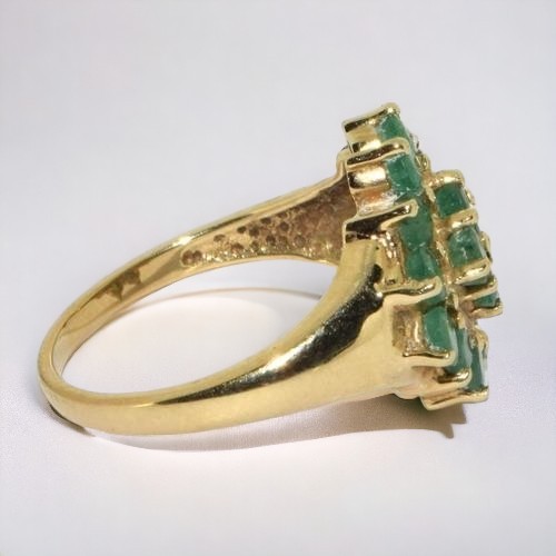 422 - A ladies 9ct Gold and Emerald Cluster Ring. 
Size P.
Stamped '375'.