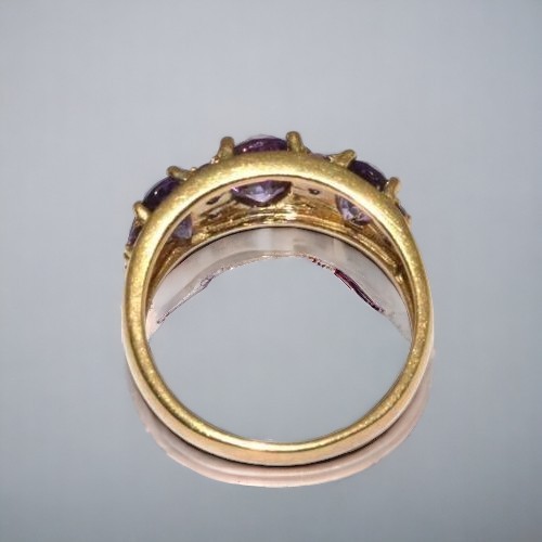 423 - A 9ct gold ladies antique set Amethyst ring.
Size M