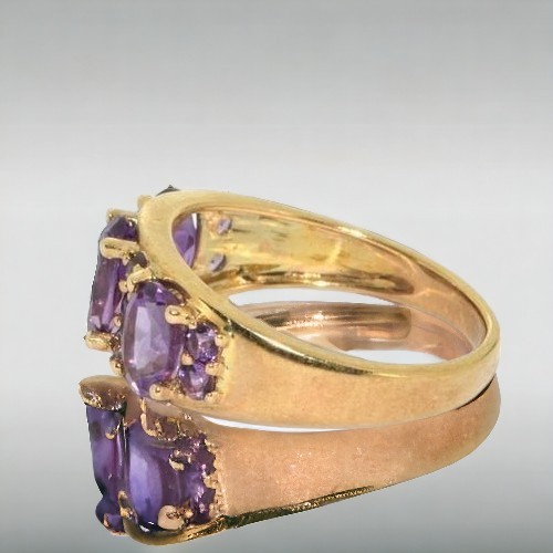 423 - A 9ct gold ladies antique set Amethyst ring.
Size M