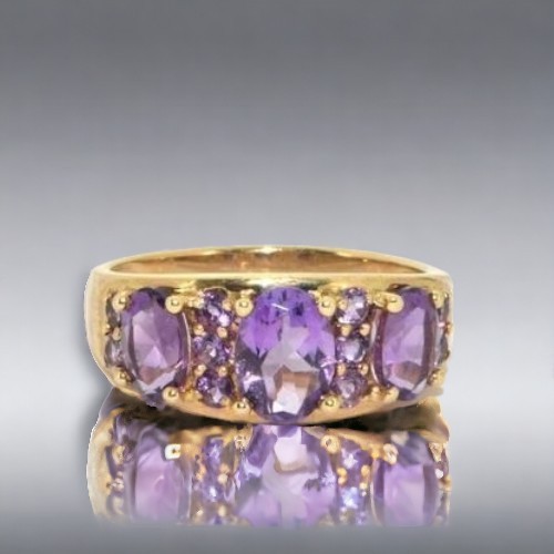 423 - A 9ct gold ladies antique set Amethyst ring.
Size M