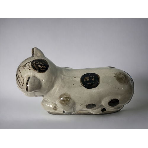 123 - A Chinese porcelain 'Cat' pillow. Qing dynasty. Decorated in Cizhou style. glazed and painted. 24 x ... 