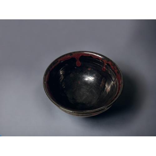 140 - A Chinese Jizhou glaze bowl. 
Signed to foot. 
7 x 13cm