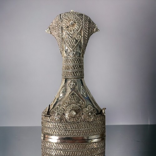 184 - A Omani Jambiya Dagger.
With silver embossed and filigree design.
20th century.