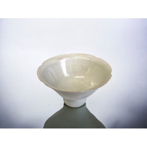 9 - A lobed Chinese fine porcelain Tianbai stem cup. Ming Dynasty. Transparent white glaze. Height - 6.5... 