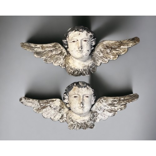 120 - Two Italian carved wood winged architectural cherubs. Late 19th / 20th century. With glass eyes. 65 ... 