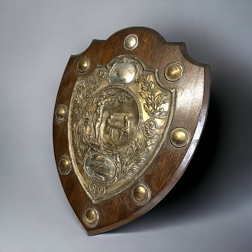 376 - A large Elkington presentation shield. Electroplate on Oak.'Misomer Norton Chess club'Awarded from 1... 