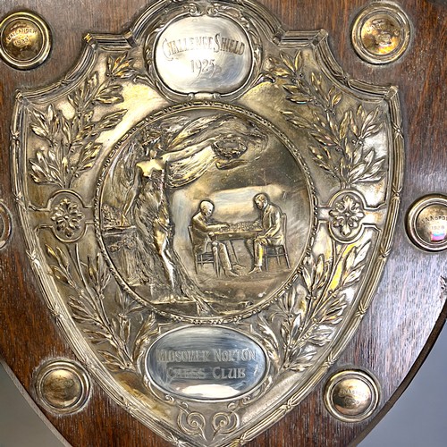 376 - A large Elkington presentation shield. Electroplate on Oak.'Misomer Norton Chess club'Awarded from 1... 