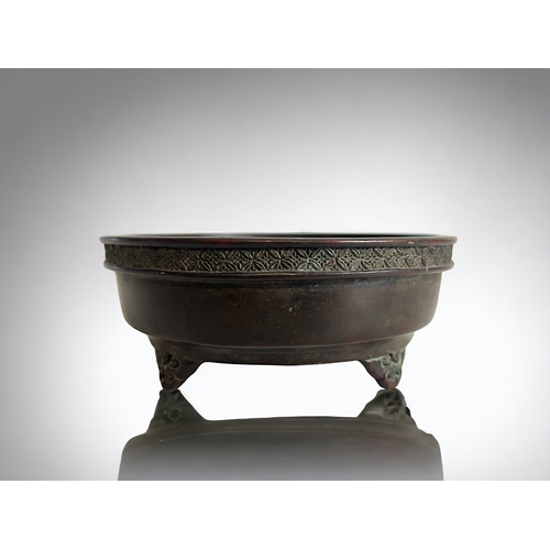 22 - A Japanese bronze tripod censer.Edo period, Murata Siemen?Marked to base.14 x 5 cm