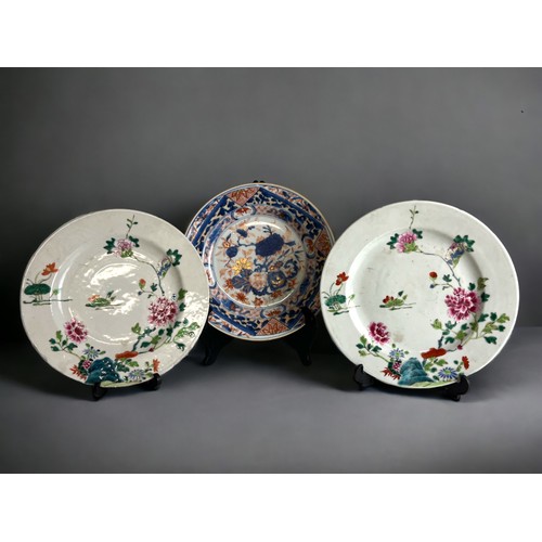 32 - Three Chinese export porcelain plates.Qianglong period. Including two overglaze enamels painted in f... 