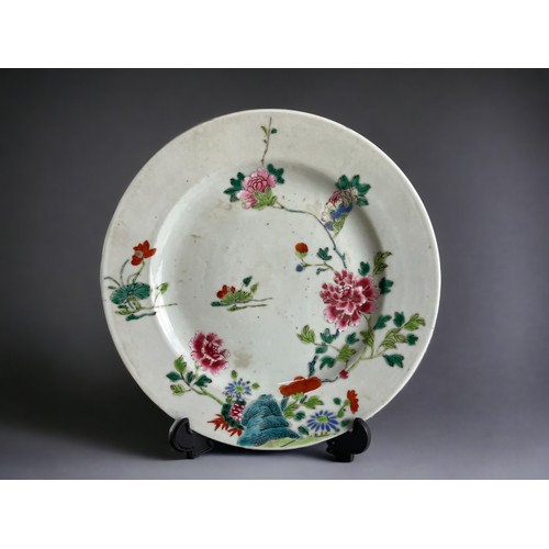 32 - Three Chinese export porcelain plates.Qianglong period. Including two overglaze enamels painted in f... 