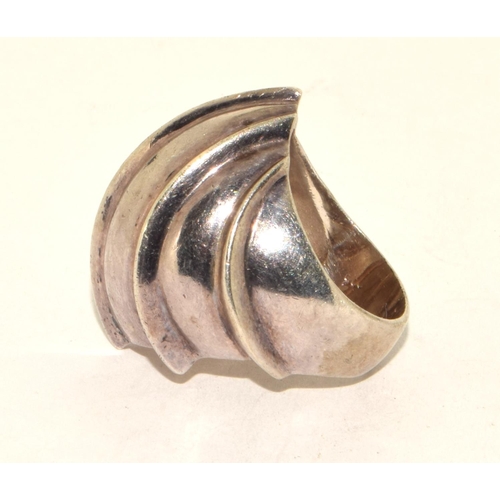 485 - 925 silver ladies ring designed as a shell size L