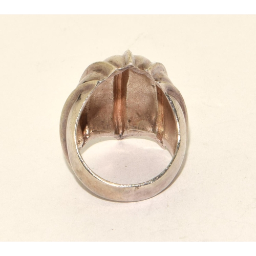 485 - 925 silver ladies ring designed as a shell size L