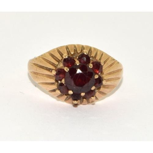 493 - 9ct gold large set garnet solitaire ring size M 3.3g