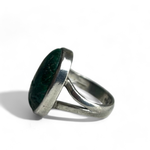 274 - A sterling silver & unpolished cabochon stone ring.Possibly Maw sit sit?