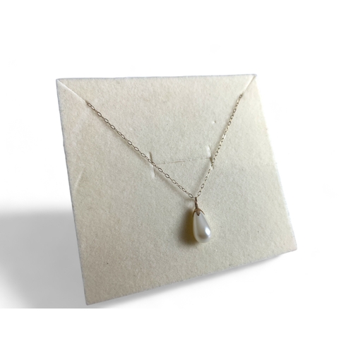 535 - A 9ct Gold chain, with faux pearl pendant.