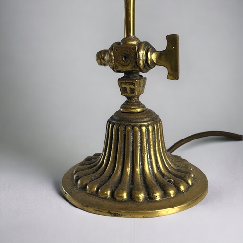 291 - A vintage brass bankers desk lamp. Original wiring, so will need re-doing.