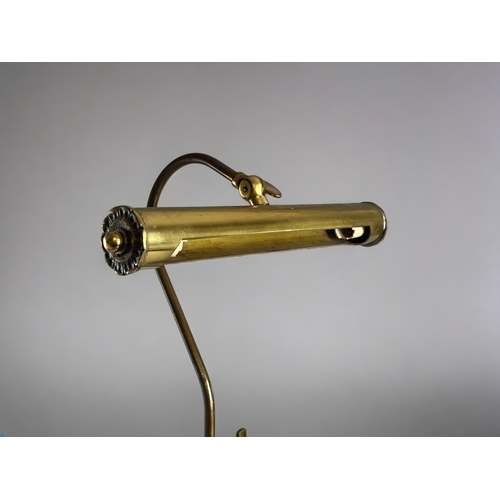 291 - A vintage brass bankers desk lamp. Original wiring, so will need re-doing.