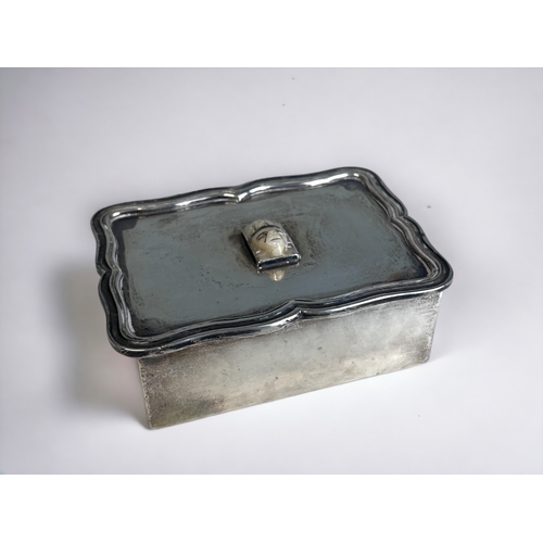 449 - Vintage 1930's Saborns Mexico Sterling Silver Box. Mounted with a carved Alabaster 'Aztec' mask.
Mar... 