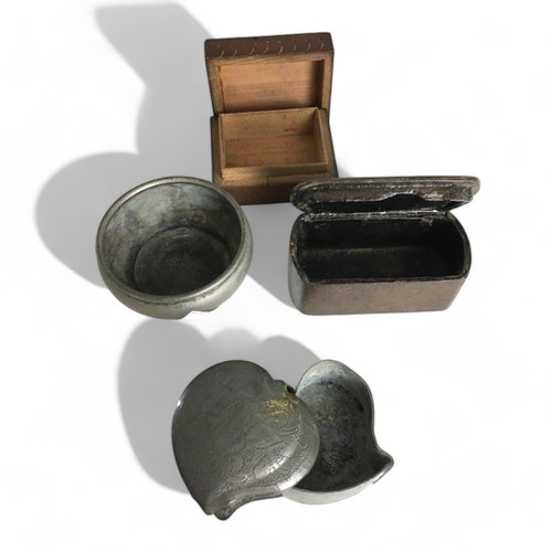 206 - A collection of Bijouterie Items, to include Papier Mache Snuff boxes and Chinese Pewter Opium Box.