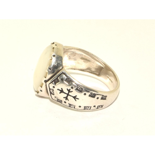 403 - 925 silver mother of pearl vintage ring size P