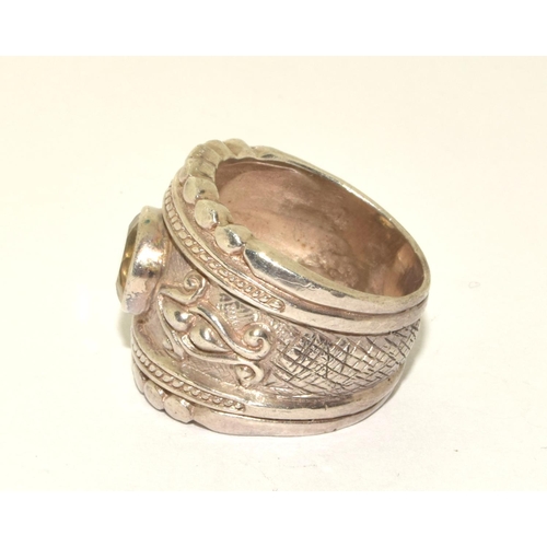 406 - 925 silver vintage Citron solitaire in a solid shank ring size N 