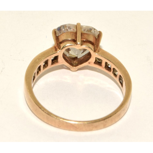 409 - 9ct gold ladies heart shape centre stone ring size O