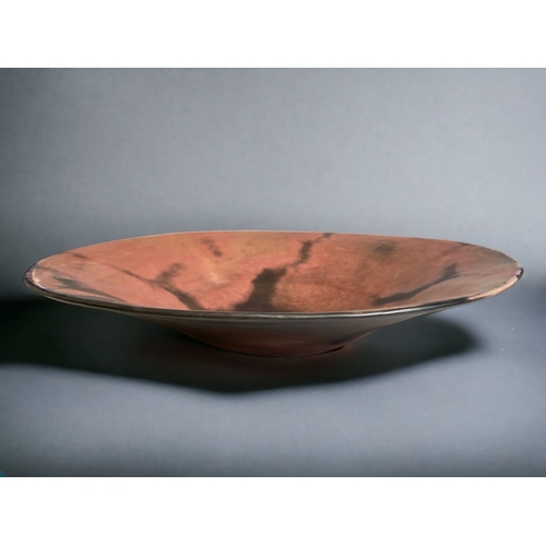 394 - A LARGE GABRIELLE KOCH (B.1948) EARTHENWARE CENTREPIECE BOWL. BURNISHED & SMOKE FIRED.
SIGNED TO BAS... 