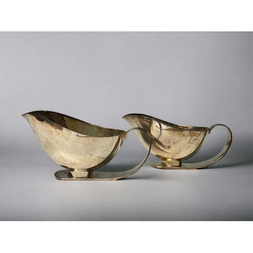 374 - A PAIR OF UNUSUAL MODERNIST DESIGN SILVER PLATE SAUCE BOATS.
Marked 'Dutchess plate'. Rd831101.