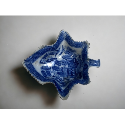 464 - A BLUE & WHITE PEARLWARE PICKLE DISH. 1st-half 19th century. Together with a pearlware dish &... 