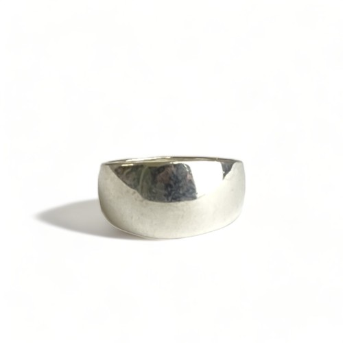 254 - A 925 silver plain wedding band. Size S