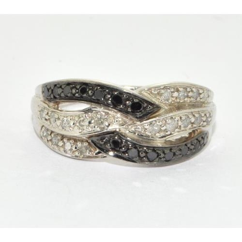 399 - 9ct white gold ladies Black and White Diamond ring size O