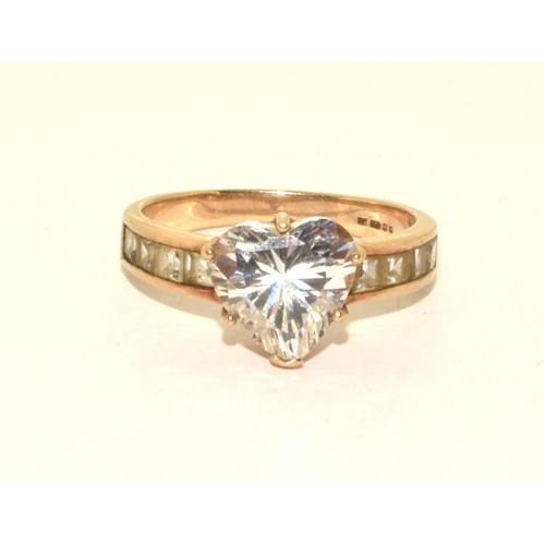 409 - 9ct gold ladies heart shape centre stone ring size O