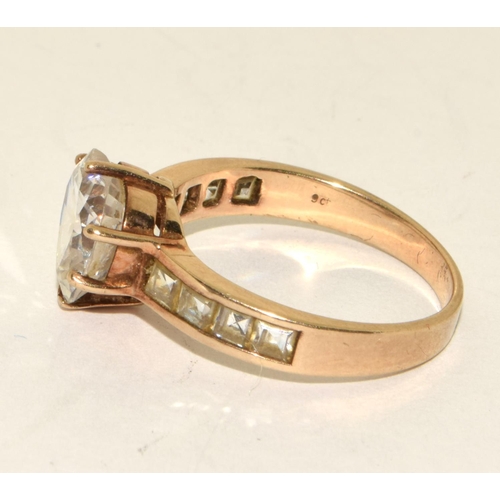 409 - 9ct gold ladies heart shape centre stone ring size O