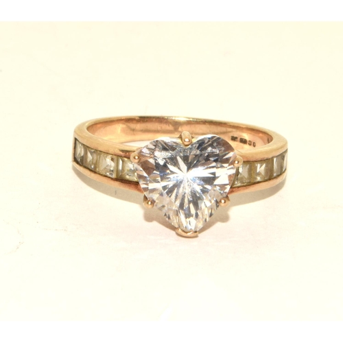 409 - 9ct gold ladies heart shape centre stone ring size O