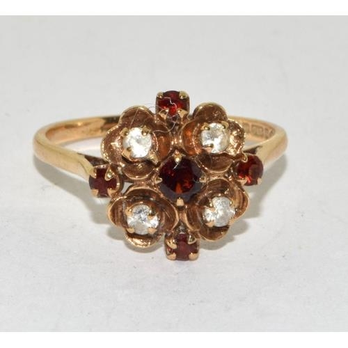 267 - 9ct Gold Antique Garnet Daisy Cluster Ring in an open work claw setting   Fully hallmarked... 